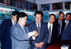 时任全国政协主席李瑞环在广西区党委书记曹伯纯陪同下莅临康兴。