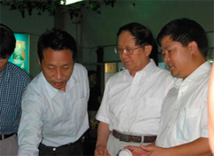 著名健康教育专家洪绍光到桂林进行＂健康生活方式＂讲座时莅临康兴参观。